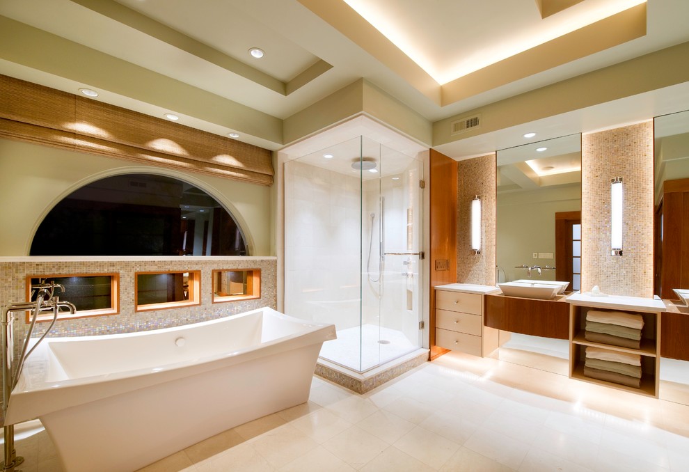 Réalisation d'une salle de bain principale design en bois clair avec une vasque, un placard à porte plane, une baignoire indépendante, une douche d'angle, un carrelage multicolore, un mur beige et mosaïque.