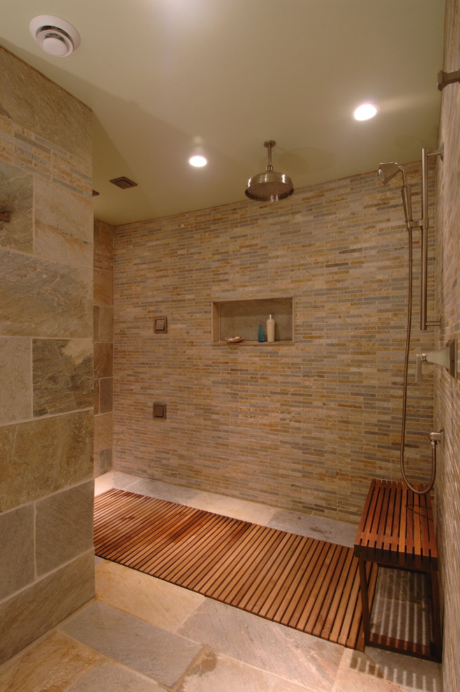 Foto di una stanza da bagno design con doccia aperta, piastrelle beige e doccia aperta