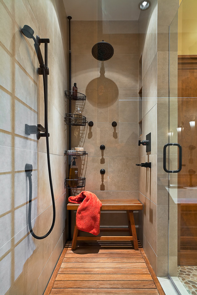サンタバーバラにあるラグジュアリーな広いコンテンポラリースタイルのおしゃれなマスターバスルーム (アルコーブ型シャワー、ベージュのタイル、アルコーブ型浴槽、セメントタイル、茶色い壁、玉石タイル、ベージュの床、開き戸のシャワー、シャワーベンチ) の写真