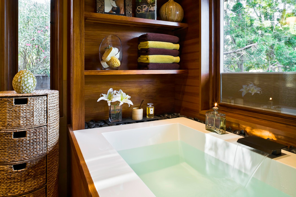 Inspiration pour une salle de bain design de taille moyenne avec une baignoire en alcôve et un mur marron.