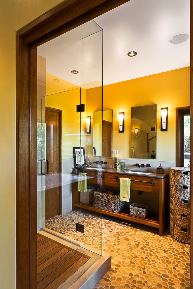 На фото: большая главная ванная комната в современном стиле с душем в нише, ванной в нише, цементной плиткой, коричневыми стенами, полом из галечной плитки, бежевым полом и душем с распашными дверями