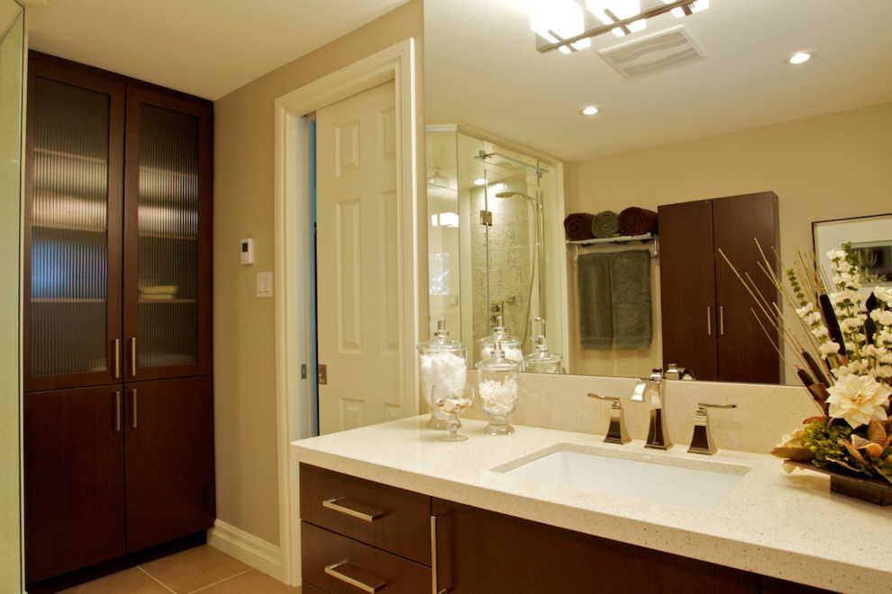 Exemple d'une salle de bain tendance en bois brun de taille moyenne avec un placard à porte plane, un carrelage blanc, des dalles de pierre, un mur beige, un sol en carrelage de céramique, un lavabo encastré et un plan de toilette en quartz.