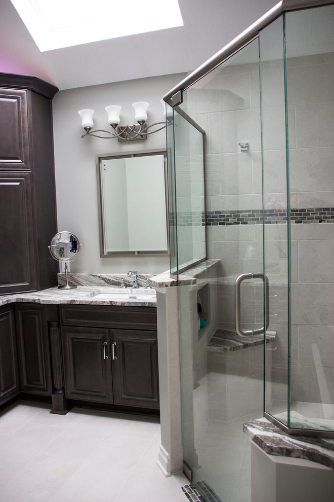 Idéer för att renovera ett mellanstort vintage en-suite badrum, med grå skåp, ett fristående badkar, en kantlös dusch, en toalettstol med hel cisternkåpa, vit kakel, porslinskakel, grå väggar, klinkergolv i porslin, ett undermonterad handfat och granitbänkskiva