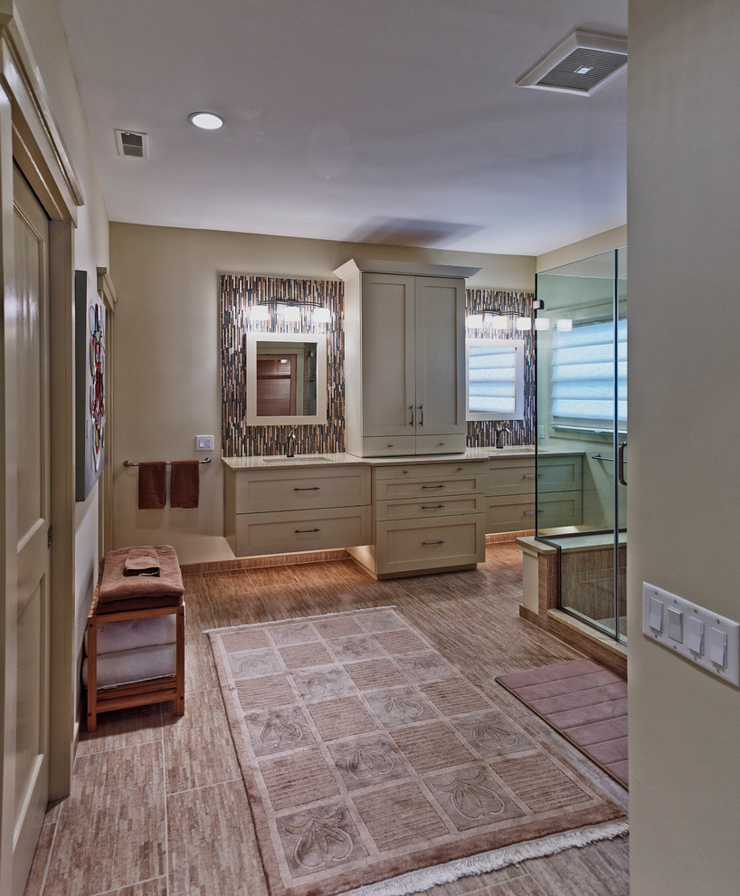 Источник вдохновения для домашнего уюта: большая ванная комната в стиле модернизм с фасадами в стиле шейкер, бежевыми фасадами, угловым душем, бежевой плиткой, коричневой плиткой, удлиненной плиткой, бежевыми стенами, полом из керамогранита, врезной раковиной, стеклянной столешницей, коричневым полом и душем с распашными дверями