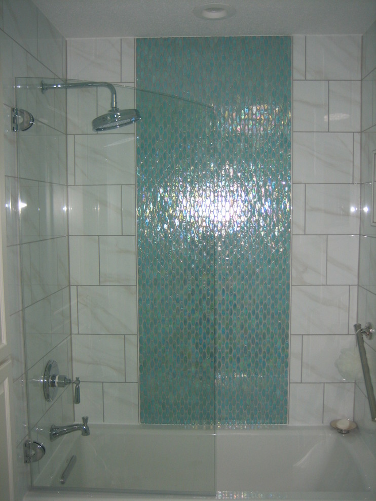 Inspiration för ett mellanstort vintage en-suite badrum, med ett undermonterad handfat, luckor med upphöjd panel, vita skåp, bänkskiva i kvarts, ett badkar i en alkov, en dusch/badkar-kombination, vit kakel, keramikplattor, blå väggar och klinkergolv i keramik