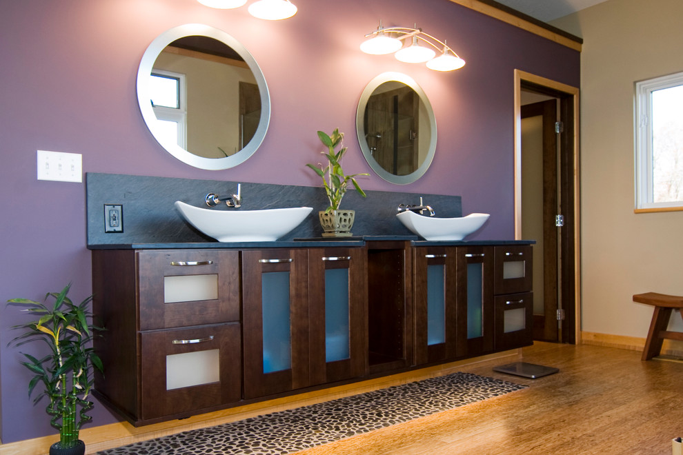 Свежая идея для дизайна: большая главная ванная комната в восточном стиле с настольной раковиной, стеклянными фасадами, темными деревянными фасадами, фиолетовыми стенами и светлым паркетным полом - отличное фото интерьера