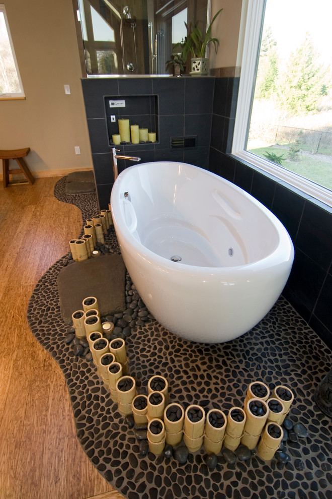 Idee per una grande stanza da bagno padronale etnica con vasca freestanding, doccia ad angolo, piastrelle grigie e parquet chiaro