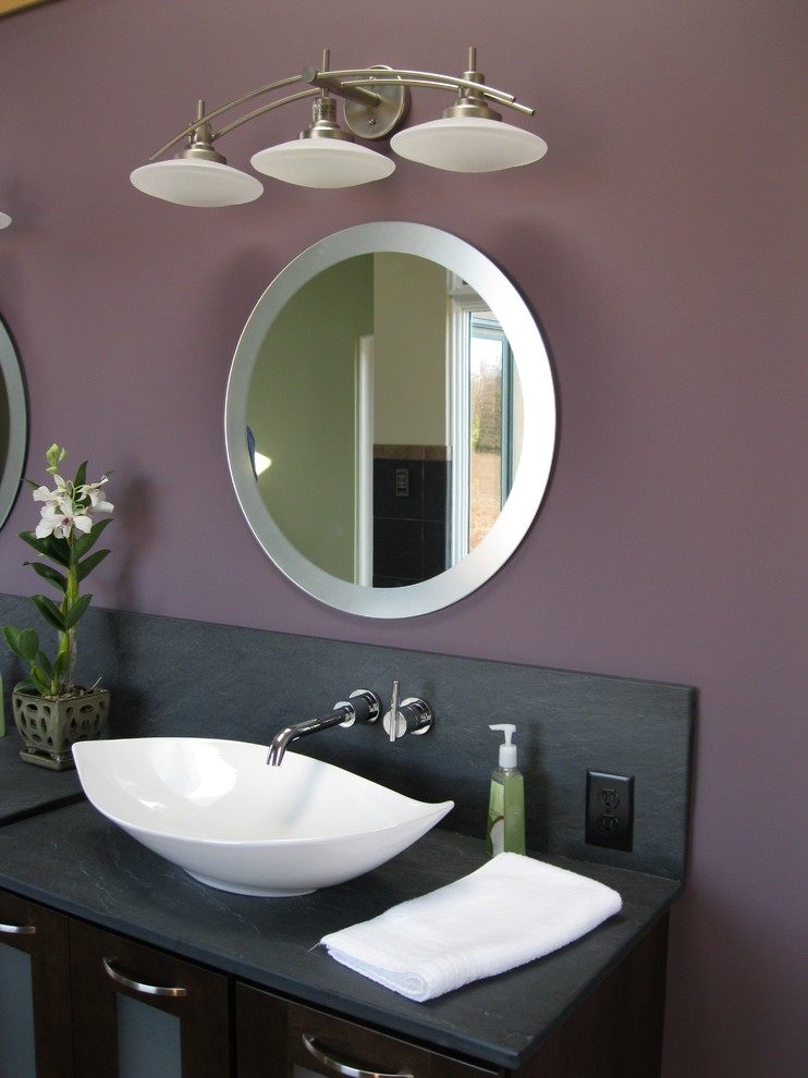 Modelo de cuarto de baño principal asiático grande con armarios tipo vitrina, puertas de armario de madera en tonos medios, baldosas y/o azulejos grises y paredes púrpuras