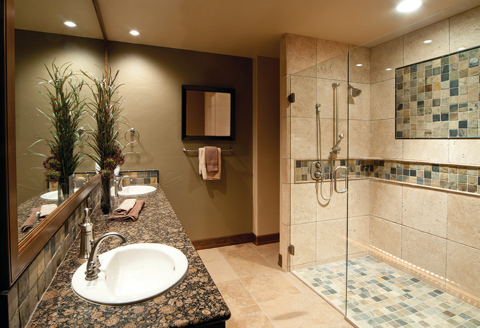 Стильный дизайн: большая главная ванная комната в средиземноморском стиле с душем без бортиков, бежевой плиткой, разноцветной плиткой, плиткой из травертина, зелеными стенами, полом из травертина, накладной раковиной, столешницей из гранита, бежевым полом и душем с распашными дверями - последний тренд