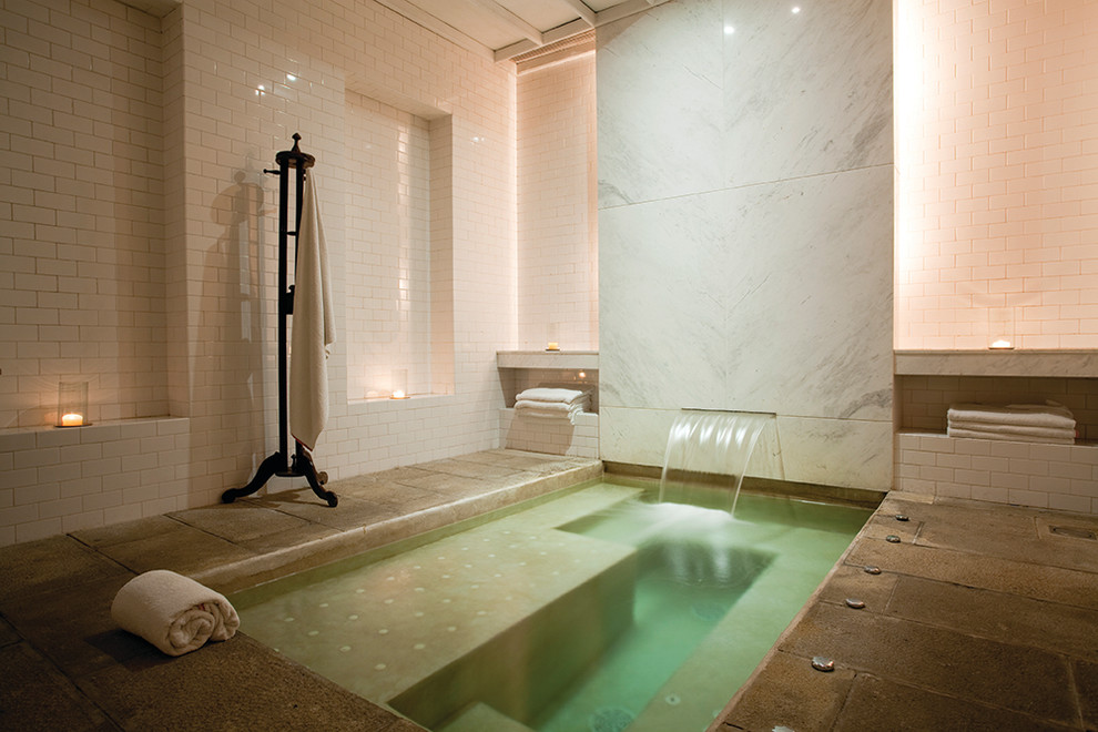 Источник вдохновения для домашнего уюта: огромная главная ванная комната в современном стиле с гидромассажной ванной, белой плиткой, плиткой кабанчик, белыми стенами и коричневым полом