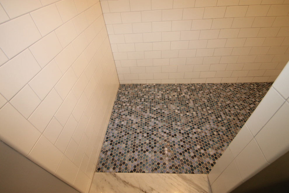 Foto di una stanza da bagno padronale chic di medie dimensioni con ante in stile shaker, ante bianche, doccia alcova, piastrelle bianche, piastrelle diamantate, pareti bianche, pavimento nero, doccia aperta e top bianco