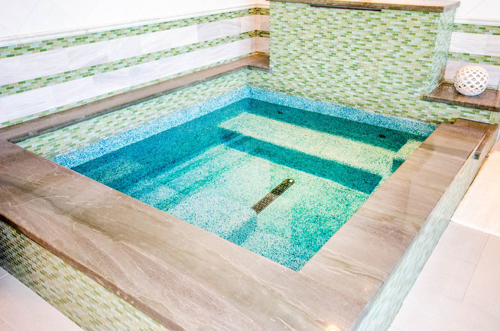Idée de décoration pour une grande piscine minimaliste.