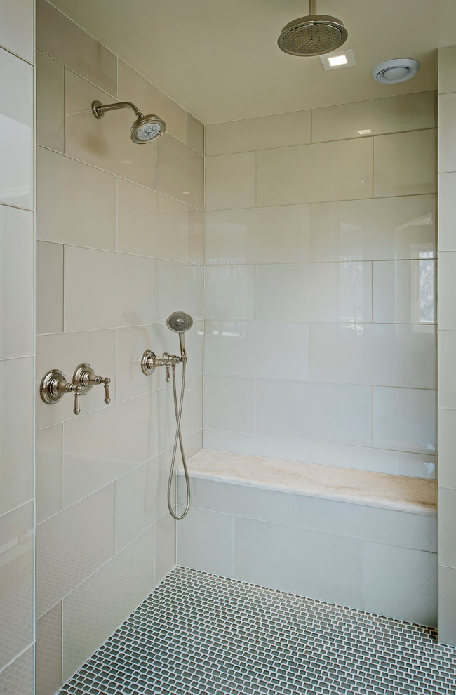 Imagen de cuarto de baño principal tradicional renovado grande con baldosas y/o azulejos de vidrio