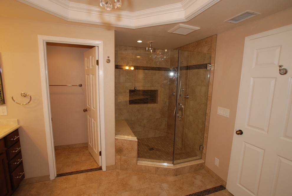 Exemple d'une grande salle de bain principale éclectique en bois foncé avec un placard avec porte à panneau surélevé, une baignoire encastrée, une douche ouverte, WC séparés, un carrelage beige, des carreaux de porcelaine, un mur blanc, un sol en carrelage de porcelaine, un lavabo encastré, un plan de toilette en marbre, un sol beige, une cabine de douche à porte battante et un plan de toilette blanc.