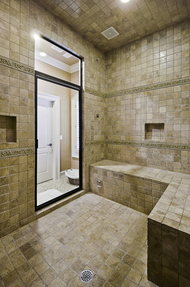 Exempel på ett klassiskt badrum, med beige kakel och travertinkakel