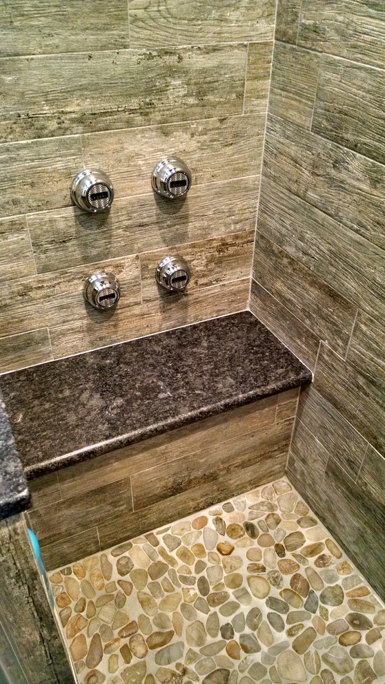 Idéer för ett mellanstort exotiskt en-suite badrum, med luckor med infälld panel, grå skåp, en dusch i en alkov, en toalettstol med hel cisternkåpa, grå kakel, porslinskakel, klinkergolv i porslin, ett fristående handfat och granitbänkskiva