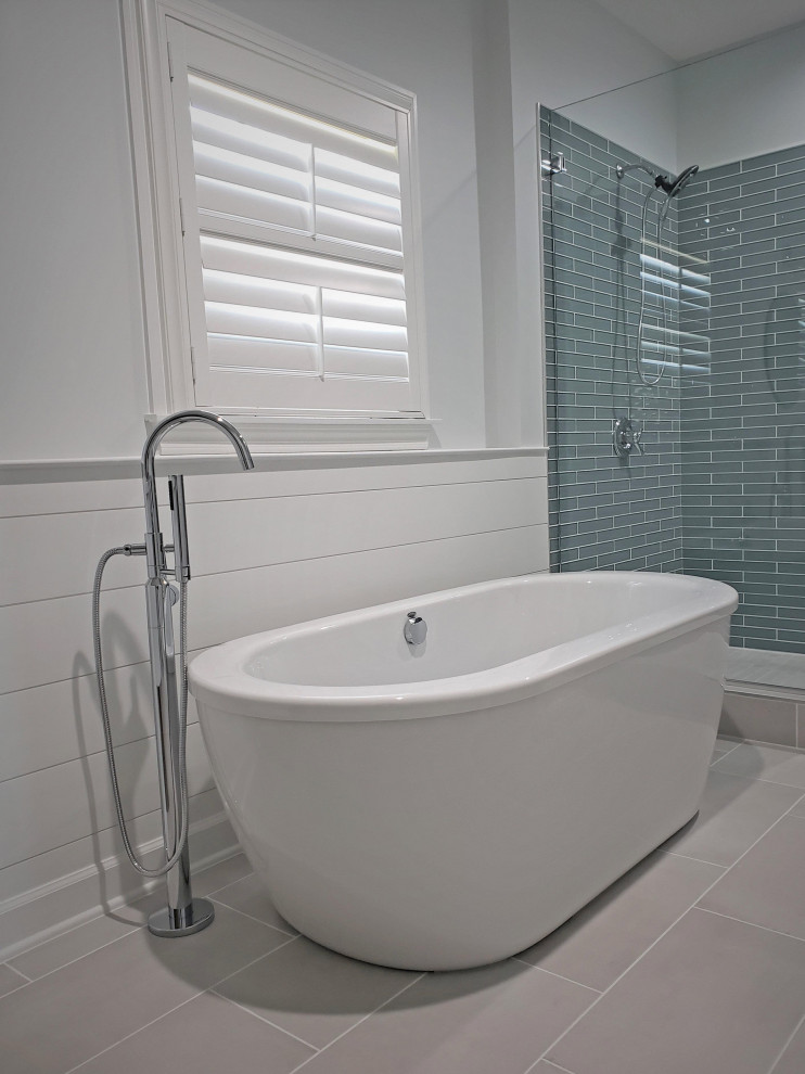 Idéer för att renovera ett stort funkis vit vitt en-suite badrum, med skåp i shakerstil, vita skåp, ett fristående badkar, en dusch i en alkov, grön kakel, glaskakel, vita väggar, klinkergolv i porslin, ett undermonterad handfat, bänkskiva i kvarts, grått golv och med dusch som är öppen