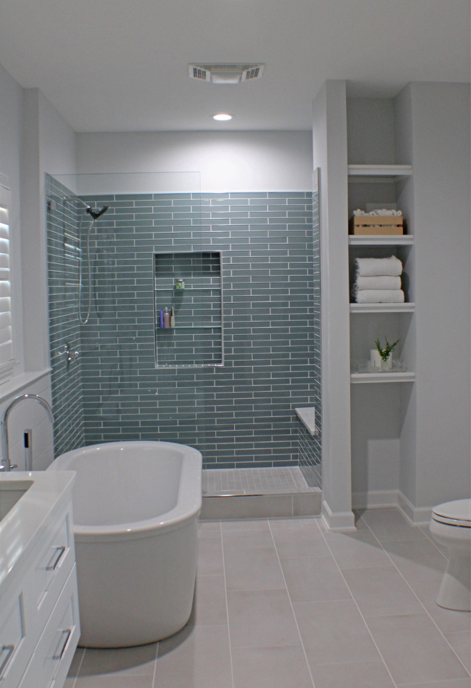 Источник вдохновения для домашнего уюта: большая главная ванная комната в современном стиле с фасадами в стиле шейкер, белыми фасадами, отдельно стоящей ванной, душем в нише, зеленой плиткой, стеклянной плиткой, белыми стенами, полом из керамогранита, врезной раковиной, столешницей из искусственного кварца, серым полом, открытым душем, белой столешницей, нишей, тумбой под две раковины, напольной тумбой и стенами из вагонки