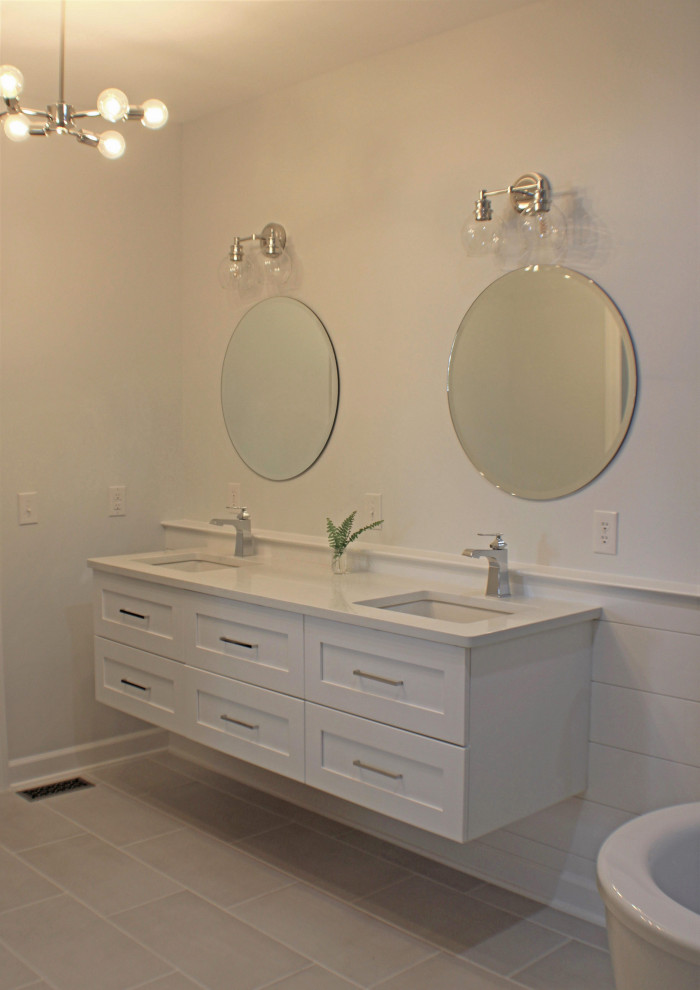 Bild på ett stort funkis vit vitt en-suite badrum, med skåp i shakerstil, vita skåp, ett fristående badkar, en dusch i en alkov, grön kakel, glaskakel, vita väggar, klinkergolv i porslin, ett undermonterad handfat, bänkskiva i kvarts, grått golv och med dusch som är öppen