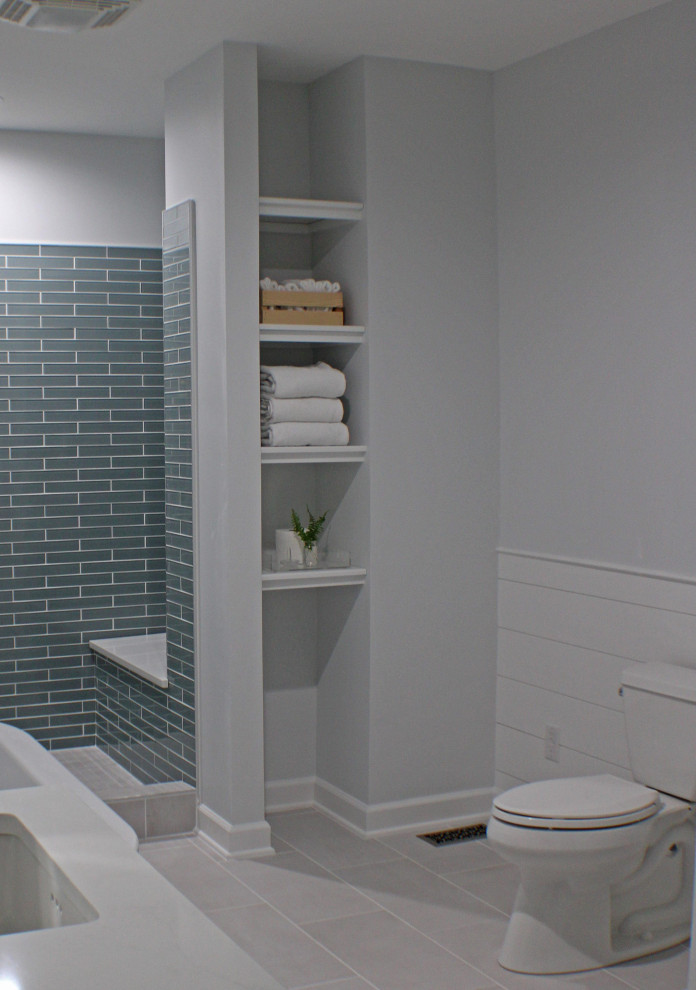 Idéer för ett stort modernt vit en-suite badrum, med skåp i shakerstil, vita skåp, ett fristående badkar, en dusch i en alkov, grön kakel, glaskakel, vita väggar, klinkergolv i porslin, ett undermonterad handfat, bänkskiva i kvarts, grått golv och med dusch som är öppen