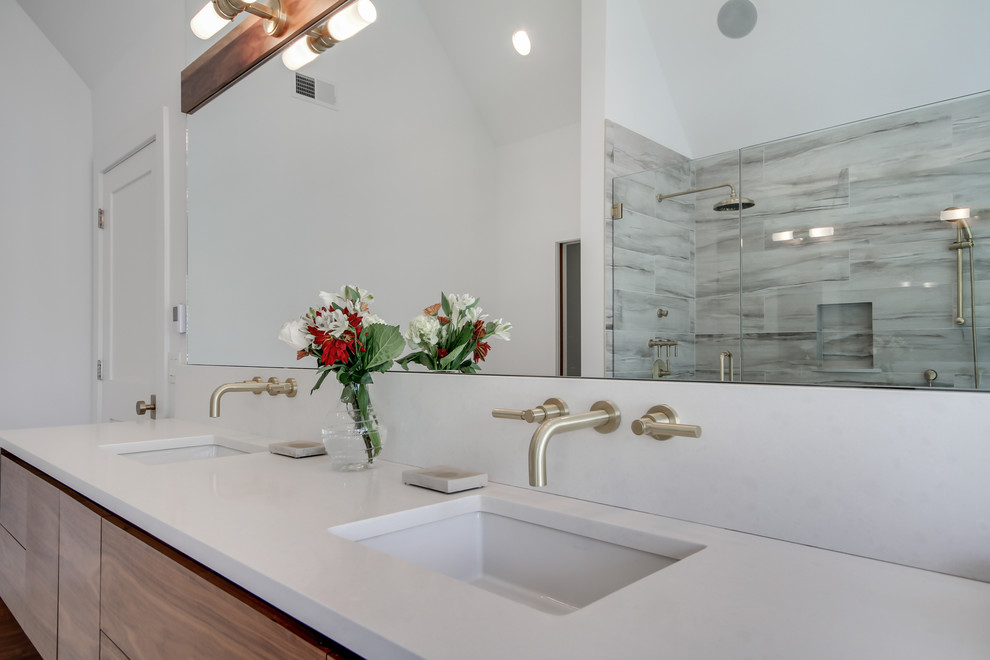 На фото: большая ванная комната в современном стиле с плоскими фасадами, светлыми деревянными фасадами, отдельно стоящей ванной, душем в нише, белыми стенами и врезной раковиной