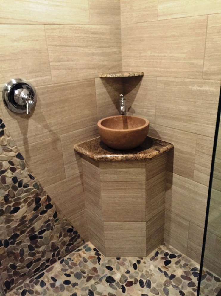 Diseño de cuarto de baño moderno grande
