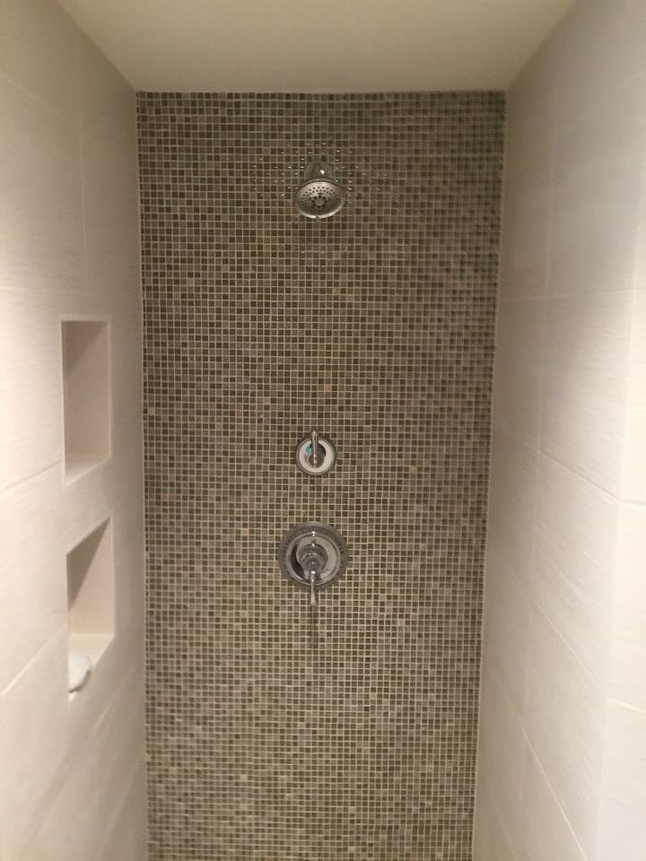 Idéer för ett stort modernt en-suite badrum, med luckor med upphöjd panel, grå skåp, ett fristående badkar, en dusch i en alkov, keramikplattor, grå väggar, klinkergolv i porslin, ett undermonterad handfat, bänkskiva i kvarts och vit kakel