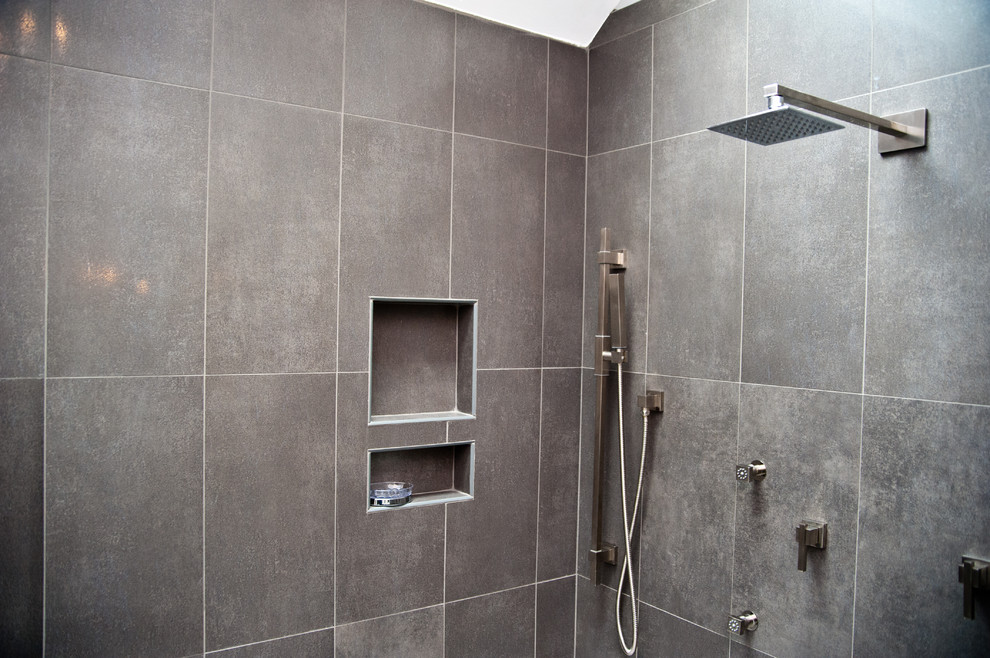 Inspiration pour une grande salle de bain principale traditionnelle en bois foncé avec un placard à porte shaker, une baignoire posée, une douche d'angle, un carrelage beige, un carrelage gris, un carrelage de pierre, un mur gris, un sol en carrelage de céramique et un plan de toilette en granite.