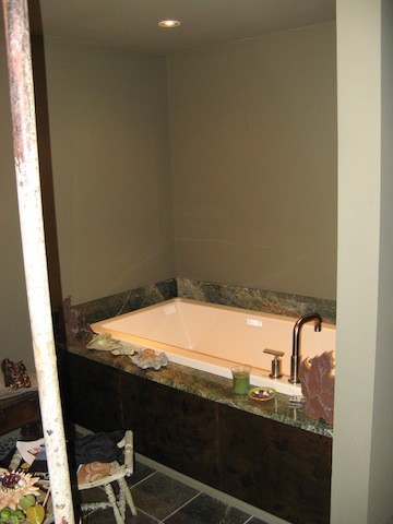 Foto di una piccola stanza da bagno padronale design con top in granito, vasca da incasso, piastrelle verdi, piastrelle in ceramica, pareti verdi e pavimento con piastrelle in ceramica