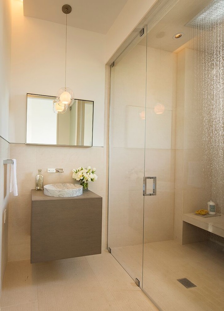 Exemple d'une salle d'eau tendance avec un placard à porte plane, des portes de placard marrons, une douche à l'italienne, un carrelage beige, un mur beige, une vasque, un sol beige, une cabine de douche à porte battante et un plan de toilette marron.
