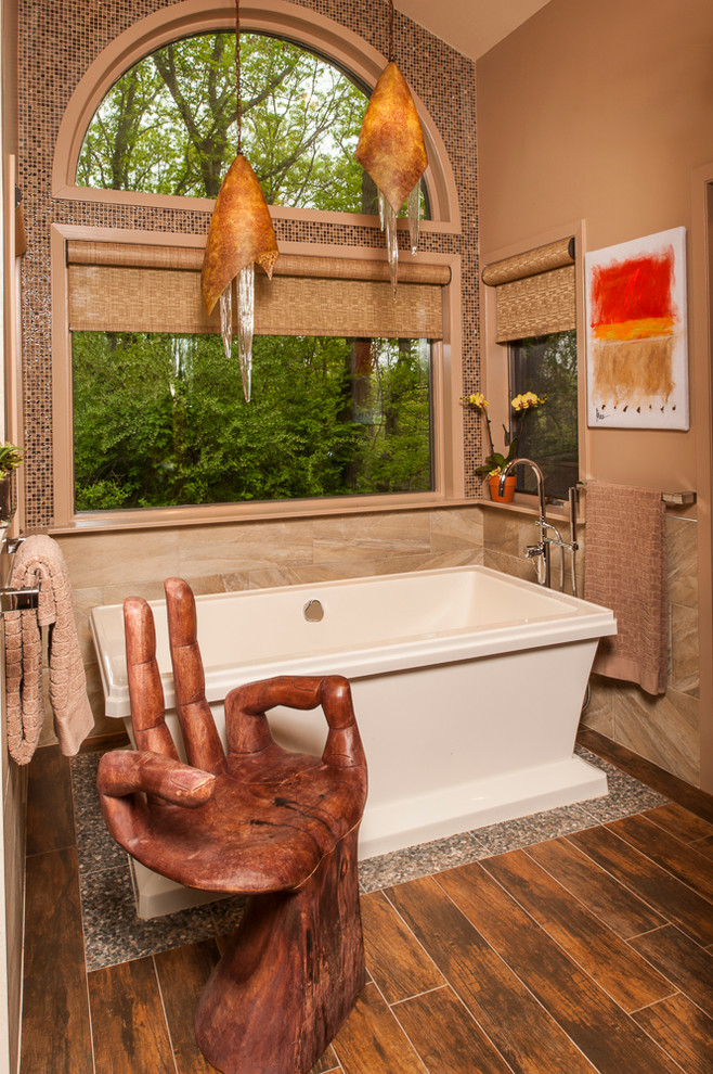 Exemple d'une grande salle de bain principale asiatique en bois brun avec un placard à porte plane, un plan de toilette en quartz modifié, une baignoire indépendante, des carreaux de porcelaine, un mur marron, un sol en carrelage de porcelaine, une douche d'angle, une vasque, un sol marron et une cabine de douche à porte battante.