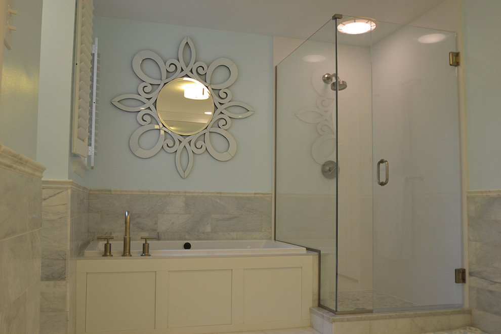 Inspiration för mycket stora klassiska en-suite badrum, med luckor med infälld panel, vita skåp, granitbänkskiva, ett hörnbadkar, en hörndusch, en toalettstol med hel cisternkåpa, vit kakel och blå väggar
