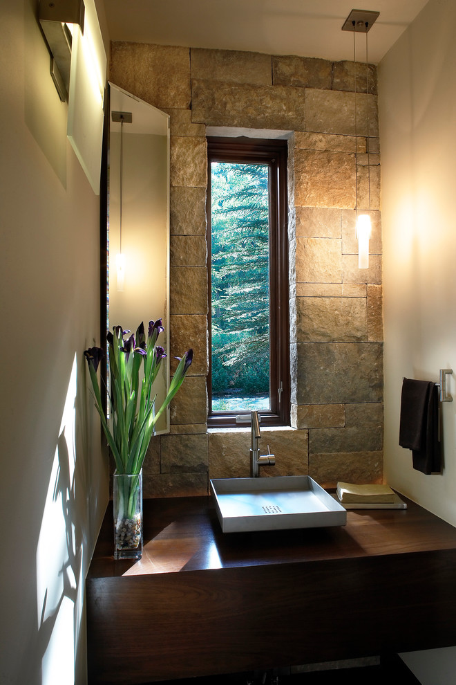 Foto di una piccola stanza da bagno con doccia stile rurale con pareti bianche