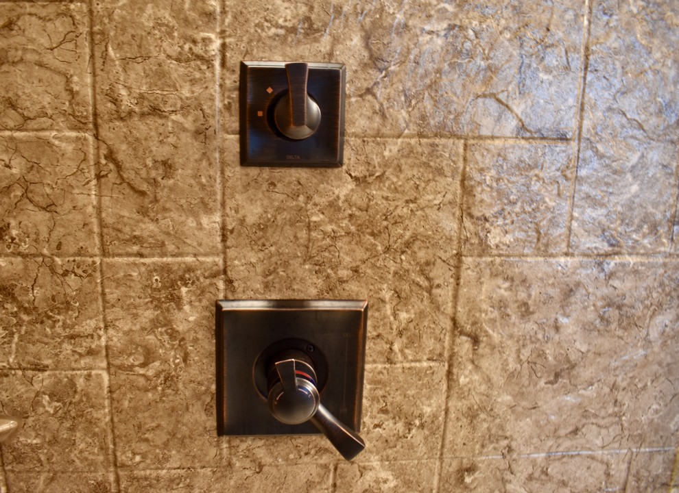 Источник вдохновения для домашнего уюта: главная ванная комната в классическом стиле с фасадами в стиле шейкер, темными деревянными фасадами, угловым душем, унитазом-моноблоком, бежевыми стенами, полом из керамической плитки, врезной раковиной, столешницей из искусственного кварца, коричневым полом и душем с распашными дверями