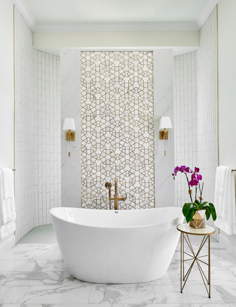 На фото: огромная главная ванная комната в стиле неоклассика (современная классика) с отдельно стоящей ванной, белой плиткой, белыми стенами, полом из керамогранита, врезной раковиной и белым полом