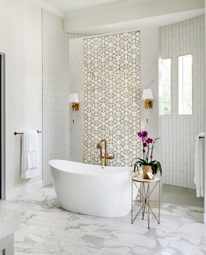 Пример оригинального дизайна: огромная главная ванная комната в стиле неоклассика (современная классика) с отдельно стоящей ванной, белой плиткой, белыми стенами, полом из керамогранита, врезной раковиной и белым полом