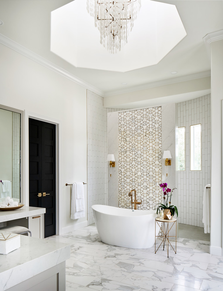 Diseño de cuarto de baño principal clásico renovado extra grande con bañera exenta, baldosas y/o azulejos blancos, paredes blancas, suelo de baldosas de porcelana, lavabo bajoencimera y suelo blanco