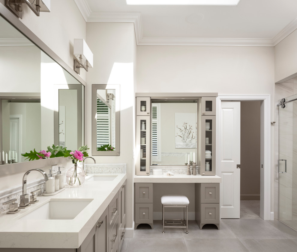 Idéer för att renovera ett vintage vit vitt en-suite badrum, med skåp i shakerstil, grå skåp, en kantlös dusch, beige väggar, ett undermonterad handfat, grått golv och dusch med skjutdörr