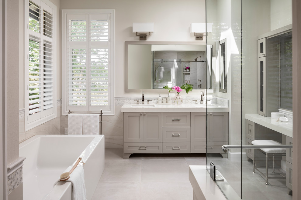 Idéer för att renovera ett mycket stort vintage vit vitt en-suite badrum, med skåp i shakerstil, grå skåp, ett fristående badkar, en kantlös dusch, en bidé, klinkergolv i porslin, ett undermonterad handfat, bänkskiva i kvarts, grått golv och dusch med skjutdörr