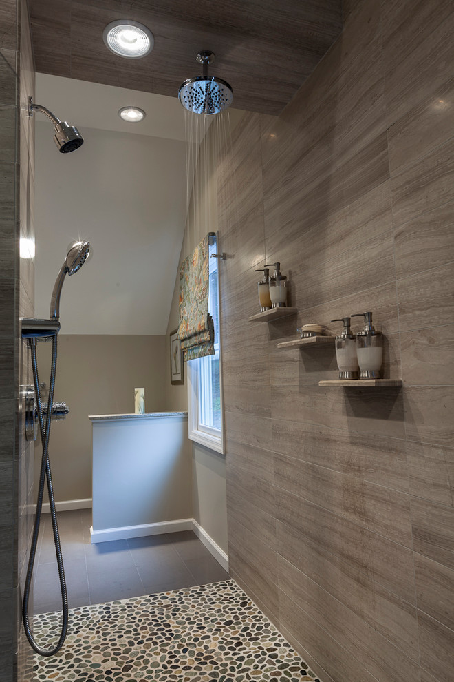 Modern inredning av ett stort en-suite badrum, med ett undermonterad handfat, luckor med upphöjd panel, skåp i mörkt trä, granitbänkskiva, ett fristående badkar, en kantlös dusch, en toalettstol med separat cisternkåpa, grå kakel, stenkakel, grå väggar och klinkergolv i porslin