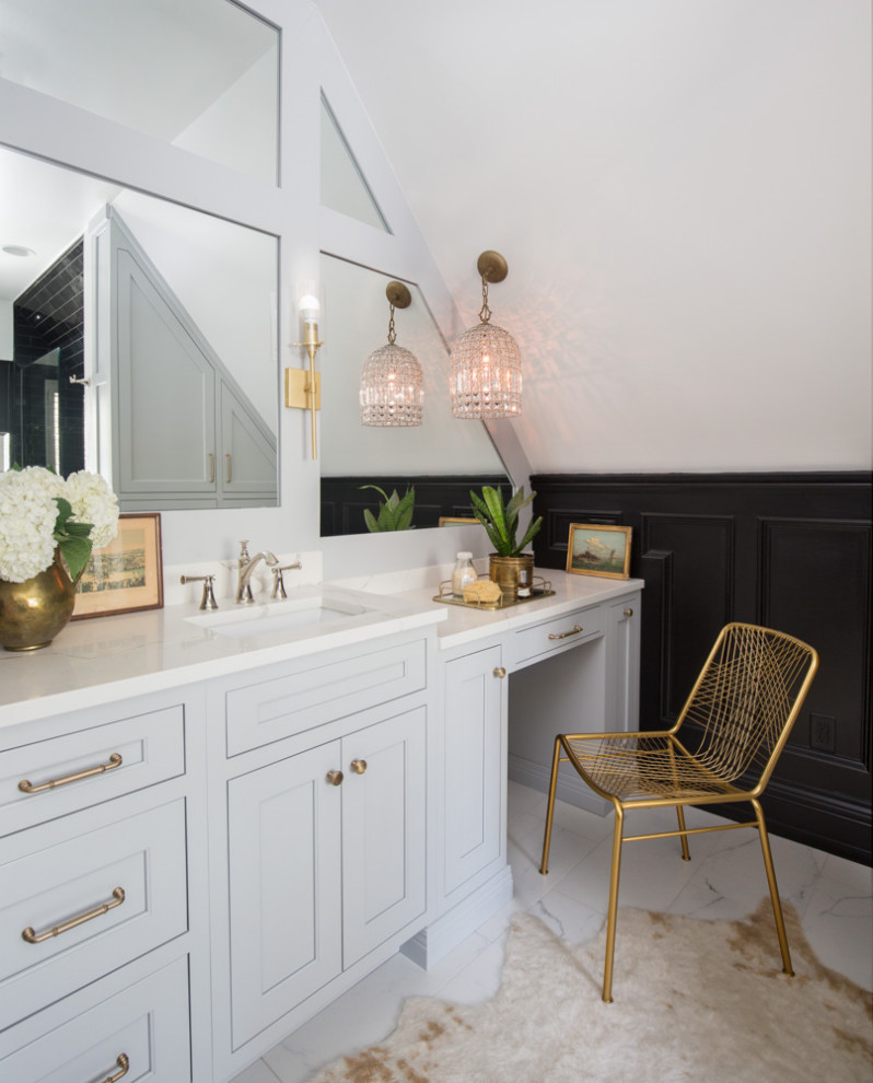 На фото: ванная комната среднего размера в стиле неоклассика (современная классика) с серыми фасадами, белыми стенами, мраморным полом, врезной раковиной, столешницей из искусственного кварца, белой столешницей, фасадами в стиле шейкер и зеркалом с подсветкой