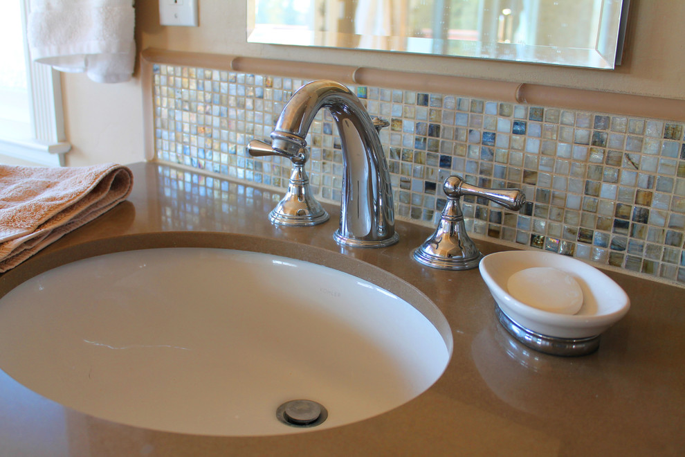 Foto di una stanza da bagno classica con lavabo sottopiano, piastrelle blu e piastrelle di vetro