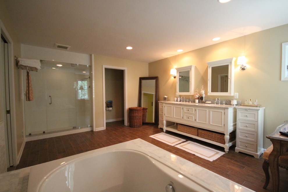 Пример оригинального дизайна: ванная комната в классическом стиле с врезной раковиной, белыми фасадами, мраморной столешницей и душем в нише