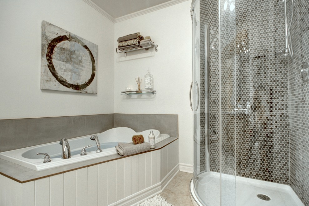 Exemple d'une salle de bain principale chic de taille moyenne avec une baignoire posée, une douche d'angle, un carrelage gris, des carreaux de céramique, un mur blanc, un sol en carrelage de céramique, WC à poser et un lavabo posé.