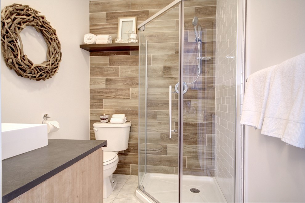Exempel på ett litet rustikt badrum med dusch, med skåp i ljust trä, en hörndusch, en toalettstol med separat cisternkåpa, vit kakel, keramikplattor, vita väggar, klinkergolv i keramik, ett fristående handfat och laminatbänkskiva