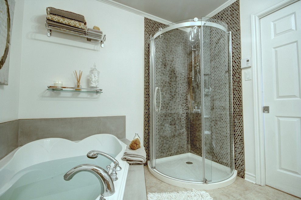 Пример оригинального дизайна: главная ванная комната среднего размера в стиле неоклассика (современная классика) с угловым душем, серой плиткой, керамической плиткой, белыми стенами и полом из керамической плитки