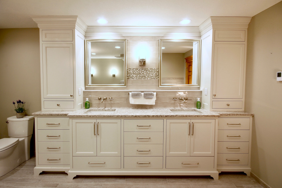 Idéer för att renovera ett stort vintage flerfärgad flerfärgat en-suite badrum, med luckor med infälld panel, vita skåp, ett platsbyggt badkar, en öppen dusch, en toalettstol med separat cisternkåpa, porslinskakel, beige väggar, klinkergolv i porslin, ett undermonterad handfat, bänkskiva i kvarts, beiget golv och med dusch som är öppen
