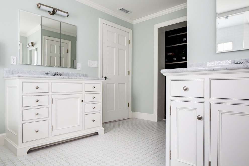 Ejemplo de cuarto de baño principal de tamaño medio con armarios con rebordes decorativos, puertas de armario blancas y encimera de terrazo