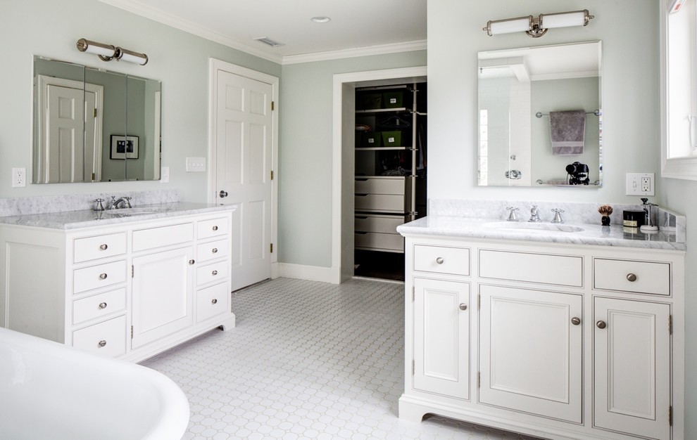 Imagen de cuarto de baño principal clásico de tamaño medio con armarios con rebordes decorativos y puertas de armario blancas