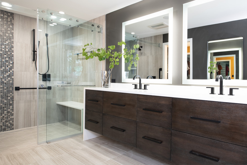 Свежая идея для дизайна: ванная комната в современном стиле с плоскими фасадами, темными деревянными фасадами, душем в нише, серой плиткой, серыми стенами, врезной раковиной, серым полом, белой столешницей и зеркалом с подсветкой - отличное фото интерьера